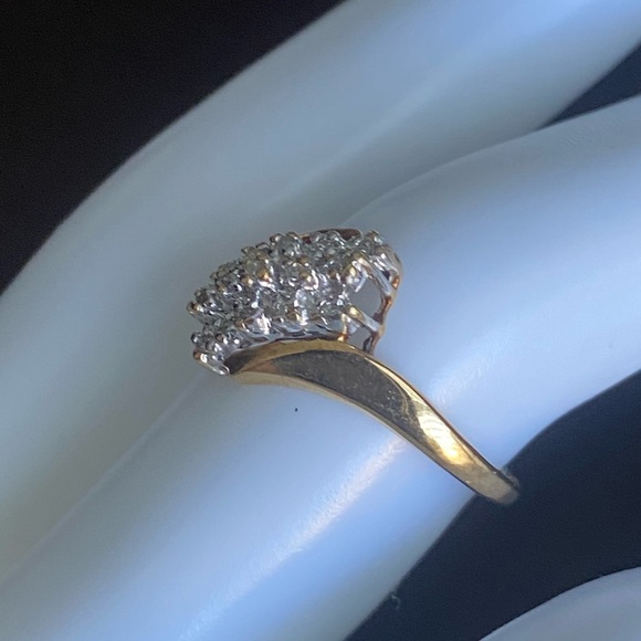 Exquisite Solid 10K Yellow Gold Clustered Bypass Diamond Ring. Elegant & Glitter - Picture 9 of 11